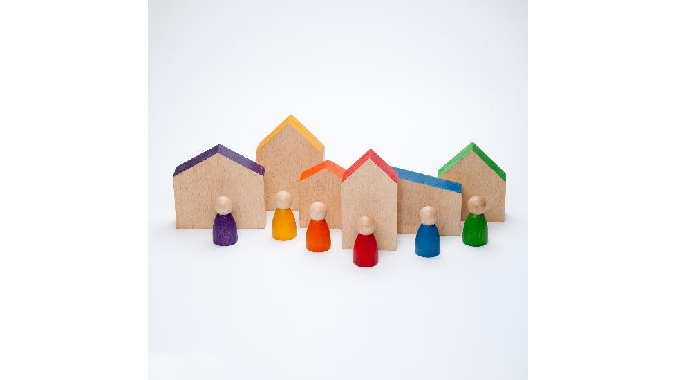 Maisons et Nins en bois coloré (6 couleurs)